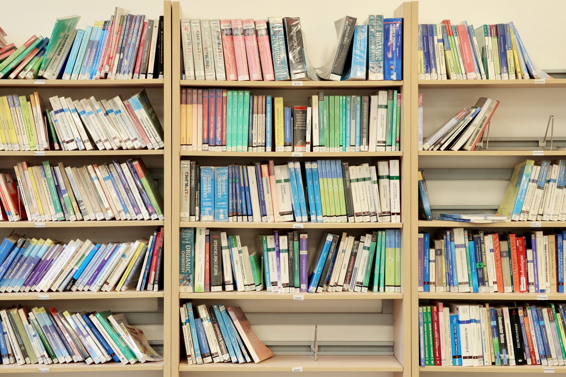 كيف تستغل المكتبة العامة ومراكز الابتكار لتقليل تكاليف تطوير مشروعك الصغير