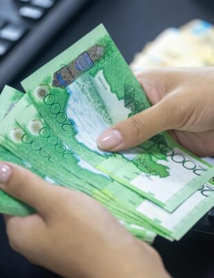 توقيت تحويل الدولار إلى الريال بناءً على بيانات ميزان المدفوعات السعودي