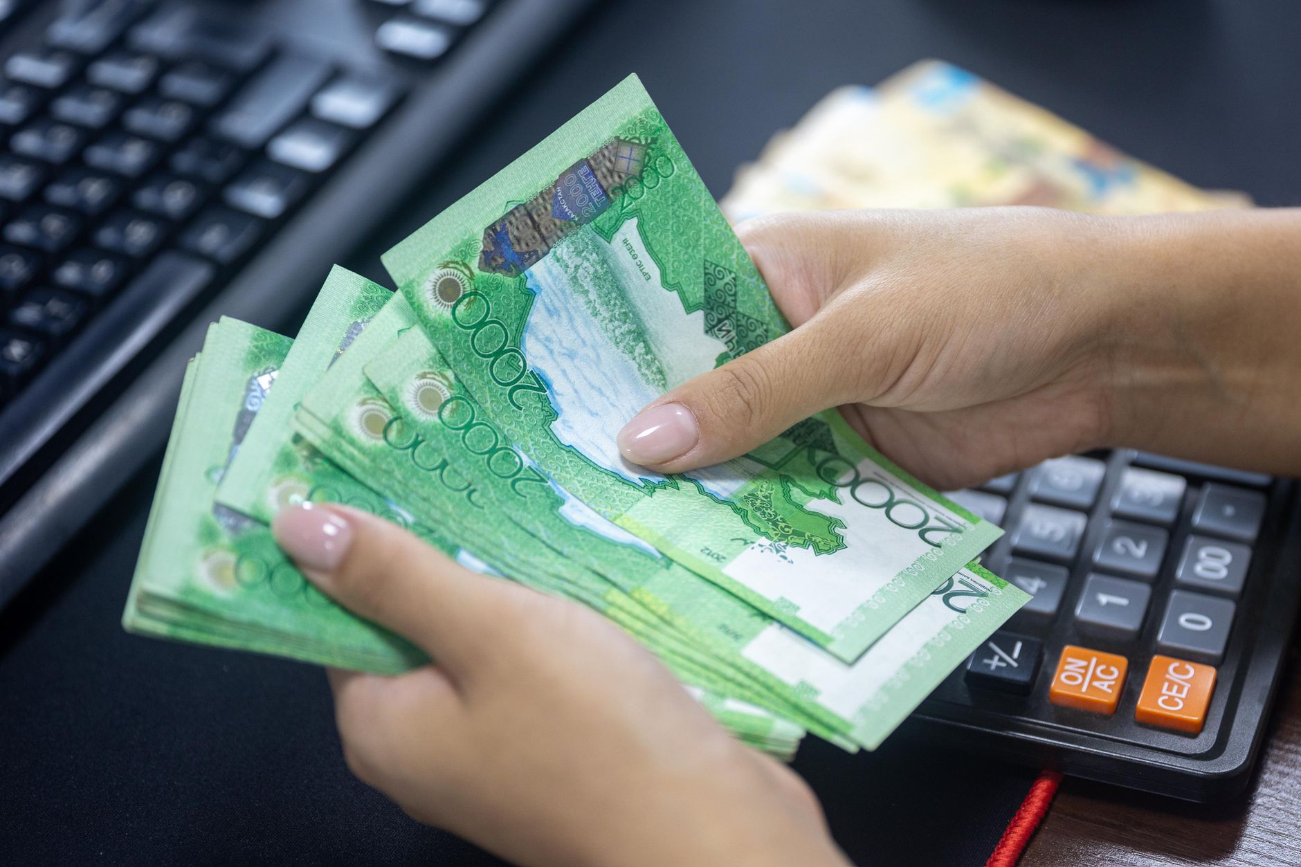توقيت تحويل الدولار إلى الريال بناءً على بيانات ميزان المدفوعات السعودي