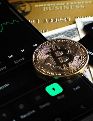 كيف تختار بطاقة ائتمان تدعم العملات الرقمية وتقلل مخاطر الفوائد