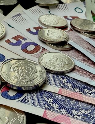 كيف تختار بنكًا يقلل رسوم تحويل العملات في معاملاتك اليومية؟