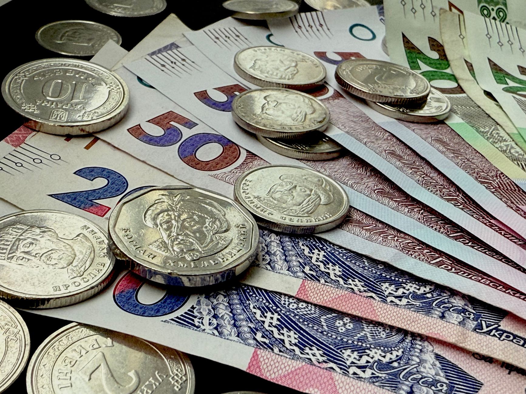 كيف تختار بنكًا يقلل رسوم تحويل العملات في معاملاتك اليومية؟