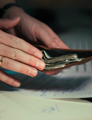 طريقة تقسيم الراتب إلى ثلاث حسابات لتأمين ميزانية ثابتة وتوفير مستمر