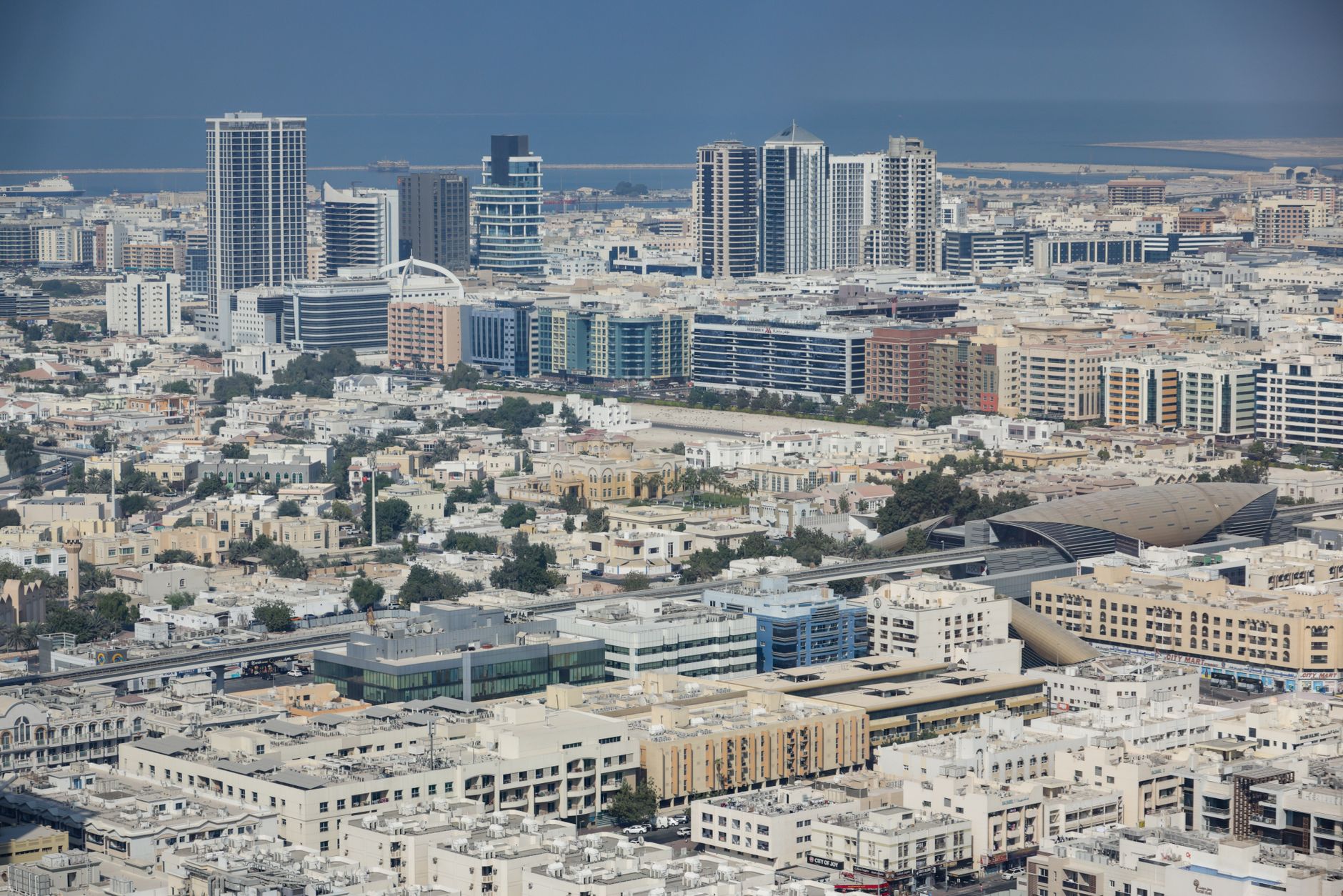 من البيتكوين إلى شقة سكنية: خطوات تحويل أموالك الرقمية إلى أصول ملموسة في العالم العربي