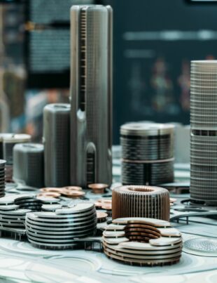 الشقق الاستثمارية في أحياء المدن الذكية: استراتيجيات رفع العائد عبر البنية الرقمية