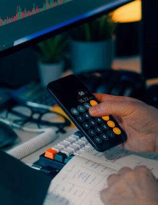 دليل عملي لحساب ضريبة أرباح العملات الرقمية في الدول العربية
