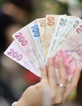 استغلال الفارق بين سعر الصرف الفوري والسعر الفعلي لتقليل خسارة تحويل الدولار إلى الريال