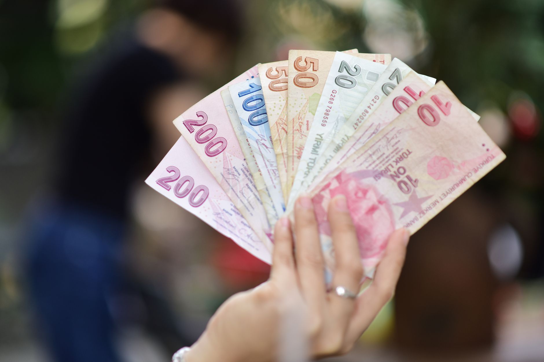 استغلال الفارق بين سعر الصرف الفوري والسعر الفعلي لتقليل خسارة تحويل الدولار إلى الريال
