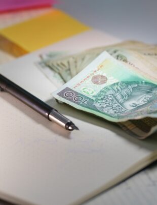 دليل اختيار حساب بنكي لتسليم رواتب العاملين المنزليين بدون رسوم إضافية