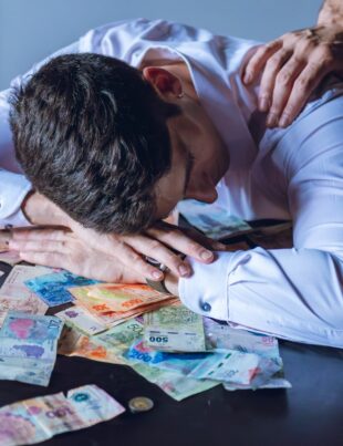 كيف تدمج الذهب والفضة في خطة سداد الديون لتقليل الفوائد وتسريع الخروج منها
