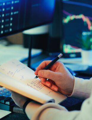 كيف تبني روتين ما بعد الصفقة لتحسين أدائك في تداول الأسهم