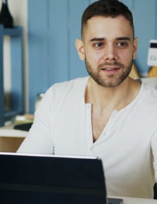 بطاقة الائتمان للمستقلين: دليل عملي لاختيار بطاقة تدعم تدفق الدخل غير المنتظم وتمنح كاش باك