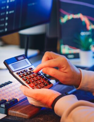 حساب الضريبة داخل سعر الخدمة: دليل المتعامل الحر لتحديد السعر النهائي مع ضريبة القيمة المضافة