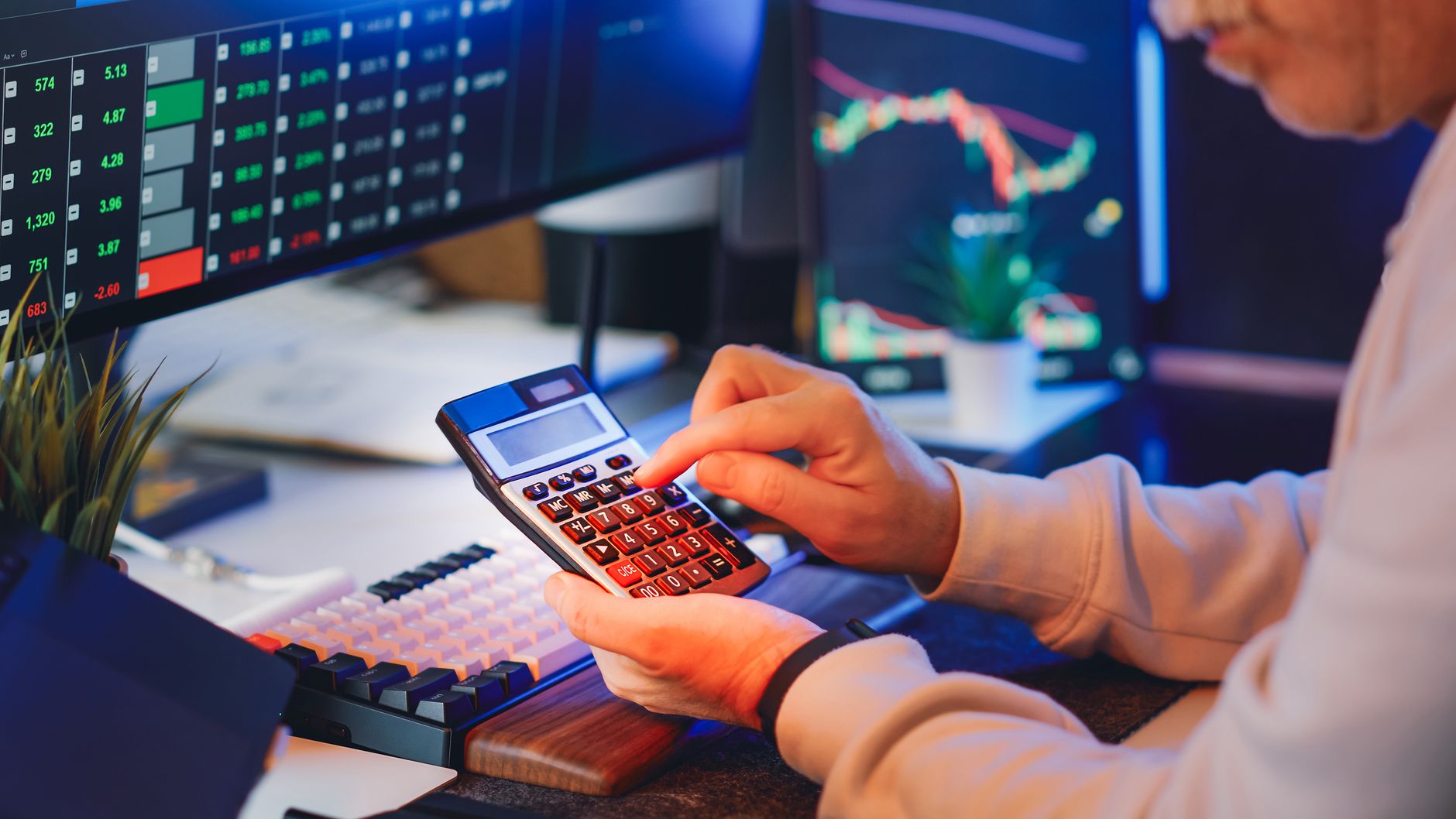 حساب الضريبة داخل سعر الخدمة: دليل المتعامل الحر لتحديد السعر النهائي مع ضريبة القيمة المضافة