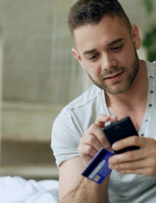 بطاقة الائتمان المثالية للإنفاق عبر التطبيقات الرقمية: دليل عملي لتثمين كل عملية