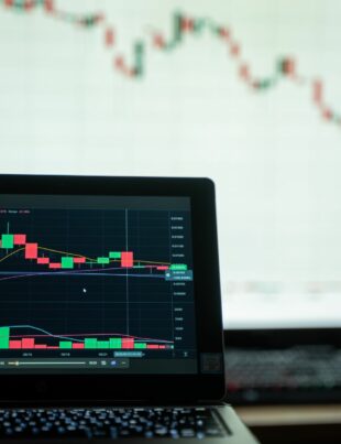 كيف تستغل توقيت صدور البيانات الاقتصادية العالمية لتحديد أفضل لحظة لتحويل الدولار أو اليورو إلى الريال