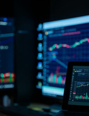 توقع تقلب EUR/USD بنموذج GARCH: دليل عملي للمتداول العربي
