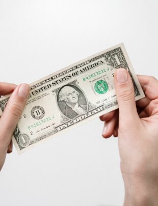 كيف يخفّف المتوسط المتسلسل خسارة تحويل الدولار إلى الريال