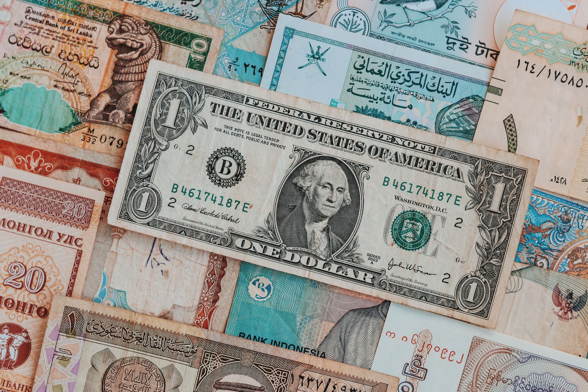 تحويل الدولار أو اليورو إلى الريال: أي طريقة بنكية تمنحك أقرب سعر وأقل خسارة؟
