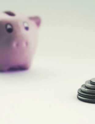 كيف تحوّل الفوائض الصغيرة إلى استثمارات تنمو تلقائياً