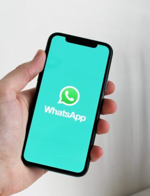 من بوت واتساب إلى دخل ثابت: كيف تبني خدمة فريلانسر لتصميم وتشغيل بوتات الأعمال