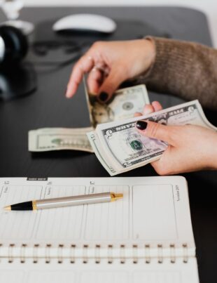 اختيار حساب بنكي للشركة الناشئة: خطوات عملية لتجنب الرسوم وتعزيز السيولة