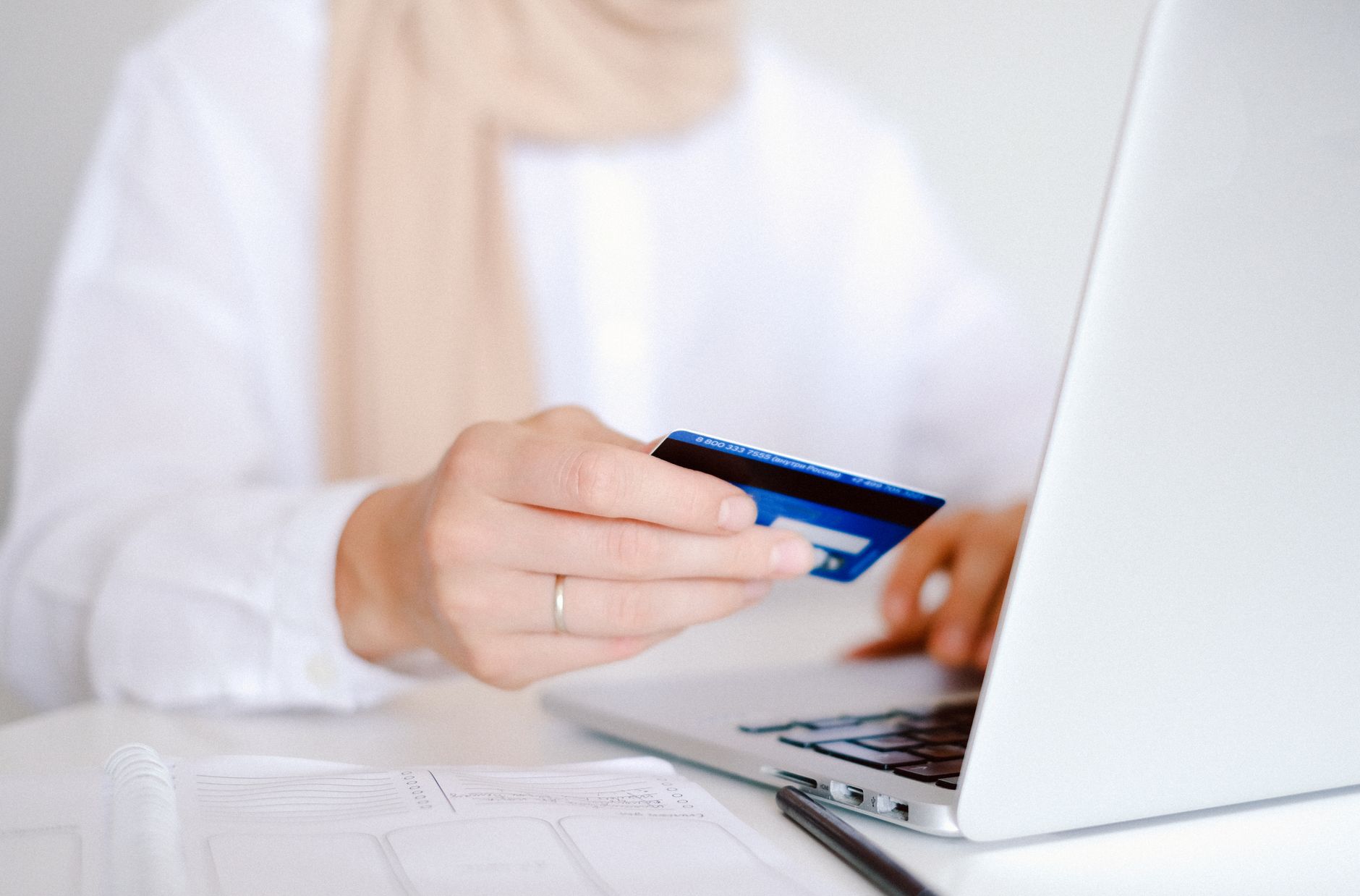 دليلك الكامل لشراء الذهب عبر الإنترنت بأمان