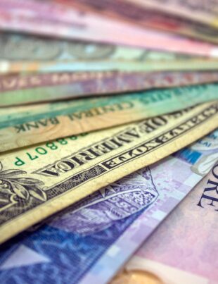 كيف يلعب تدفق الاستثمارات الأجنبية دورًا في توقيت تحويل الدولار إلى الريال بأقل خسارة
