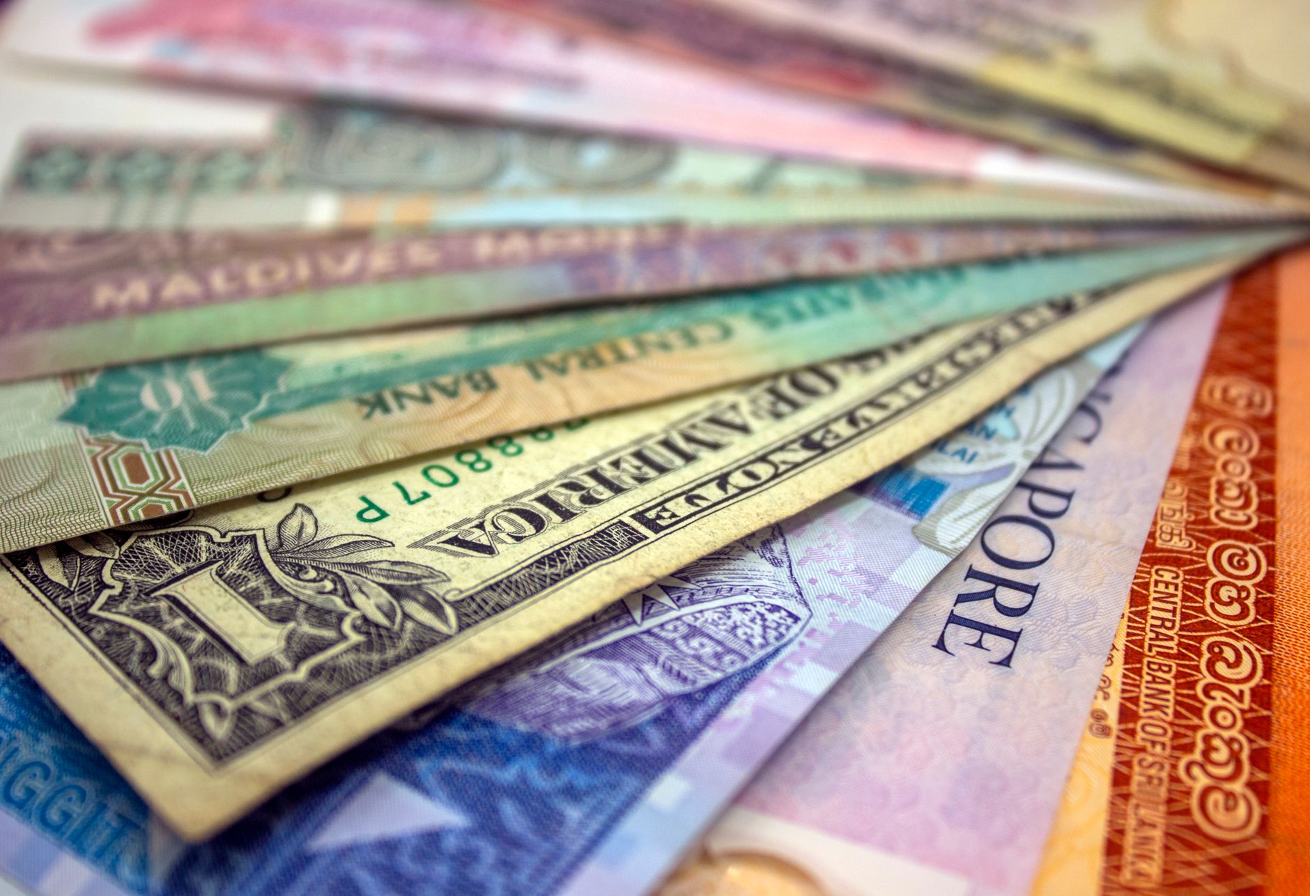 كيف يلعب تدفق الاستثمارات الأجنبية دورًا في توقيت تحويل الدولار إلى الريال بأقل خسارة