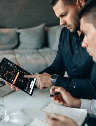 كيف تقيم فريق مشروع عملة رقمية قبل أن تستثمر