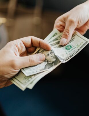كيفية زيادة مدخرات التقاعد تدريجياً مع كل رفع راتب
