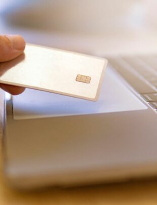 كيف تحمي مشترياتك الرقمية ببطاقة ائتمان رقم افتراضي وتستفيد من الكاش باك
