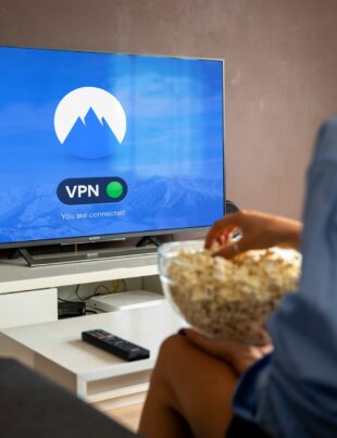 تقلب أسعار النفط يدفع الأسر السعودية إلى الترفيه الرقمي: خطوات عملية لتقليل الفاتورة
