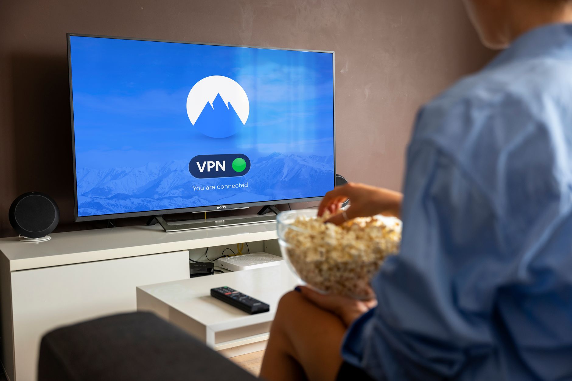 تقلب أسعار النفط يدفع الأسر السعودية إلى الترفيه الرقمي: خطوات عملية لتقليل الفاتورة
