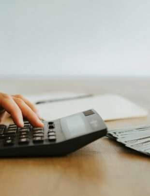 حساب ضريبة القيمة المضافة على خدمات SaaS للمتعامل الحر: دليل عملي للعميل المحلي والدولي
