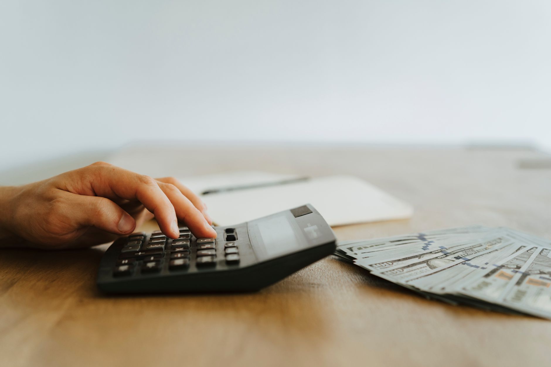 حساب ضريبة القيمة المضافة على خدمات SaaS للمتعامل الحر: دليل عملي للعميل المحلي والدولي