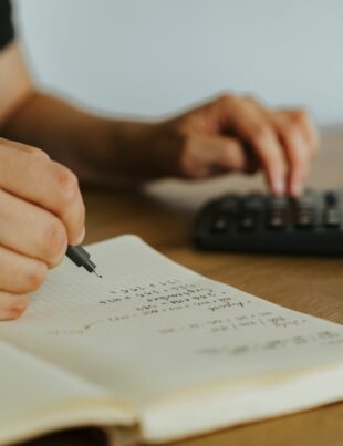 كيف تحسب ضريبة القيمة المضافة عندما تقدم خصمًا أو عرضًا ترويجيًا