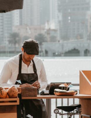 كيف تحمي عربتك القهوة وأموالك: دليل عملي لتأمين الباعة الجائلين