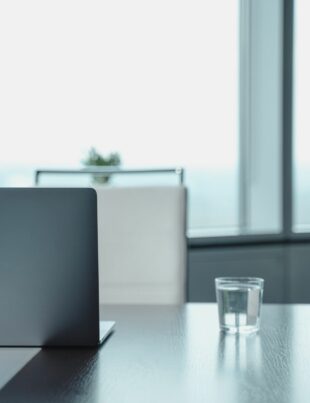 تقلب أسعار النفط وأقساط التأمين الصحي: ماذا يفعل المستهلك السعودي لتخفيف العبء؟