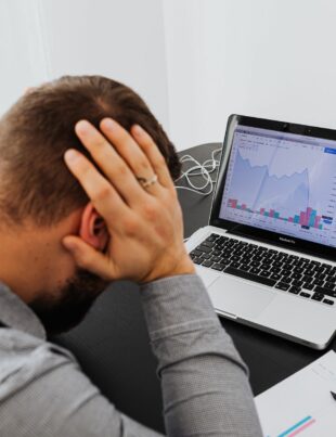 اختبار الضغط لصناديق الاستثمار: دليل عملي للمستثمر العربي لتقييم المخاطر