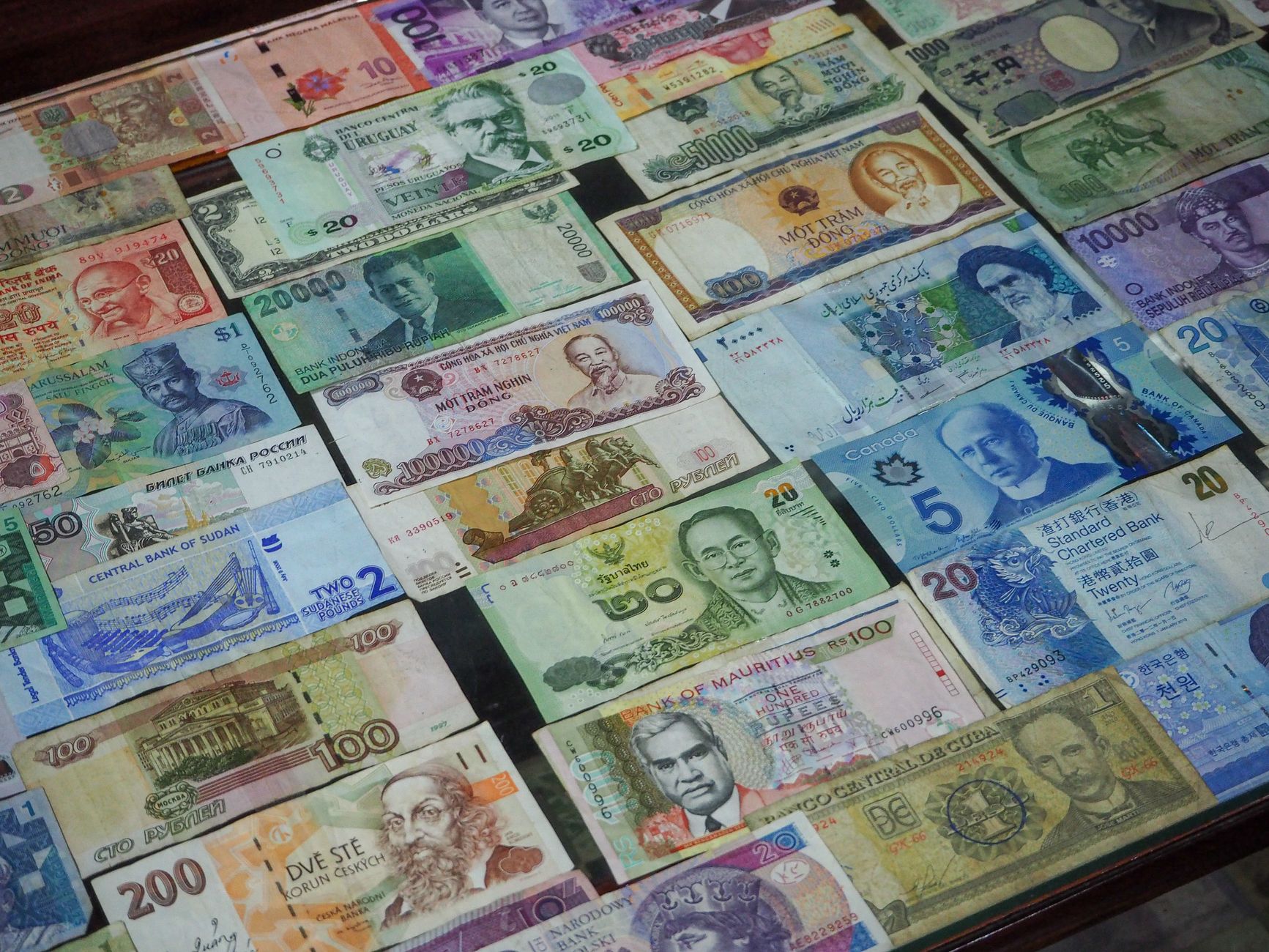 اختيار سعر الصرف الأنسب لتقليل خسارة تحويل الدولار أو اليورو إلى الريال