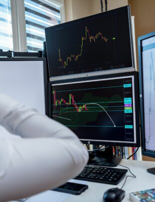 إدارة العواطف في تداول الأسهم العربية: دليل عملي للمتداول الذكي