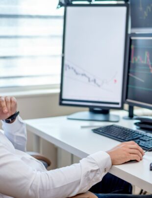 دمج التحليل المتعدد الإطارات مع مستويات الفيبوناتشي لتوقيت صفقات الأسهم العربية