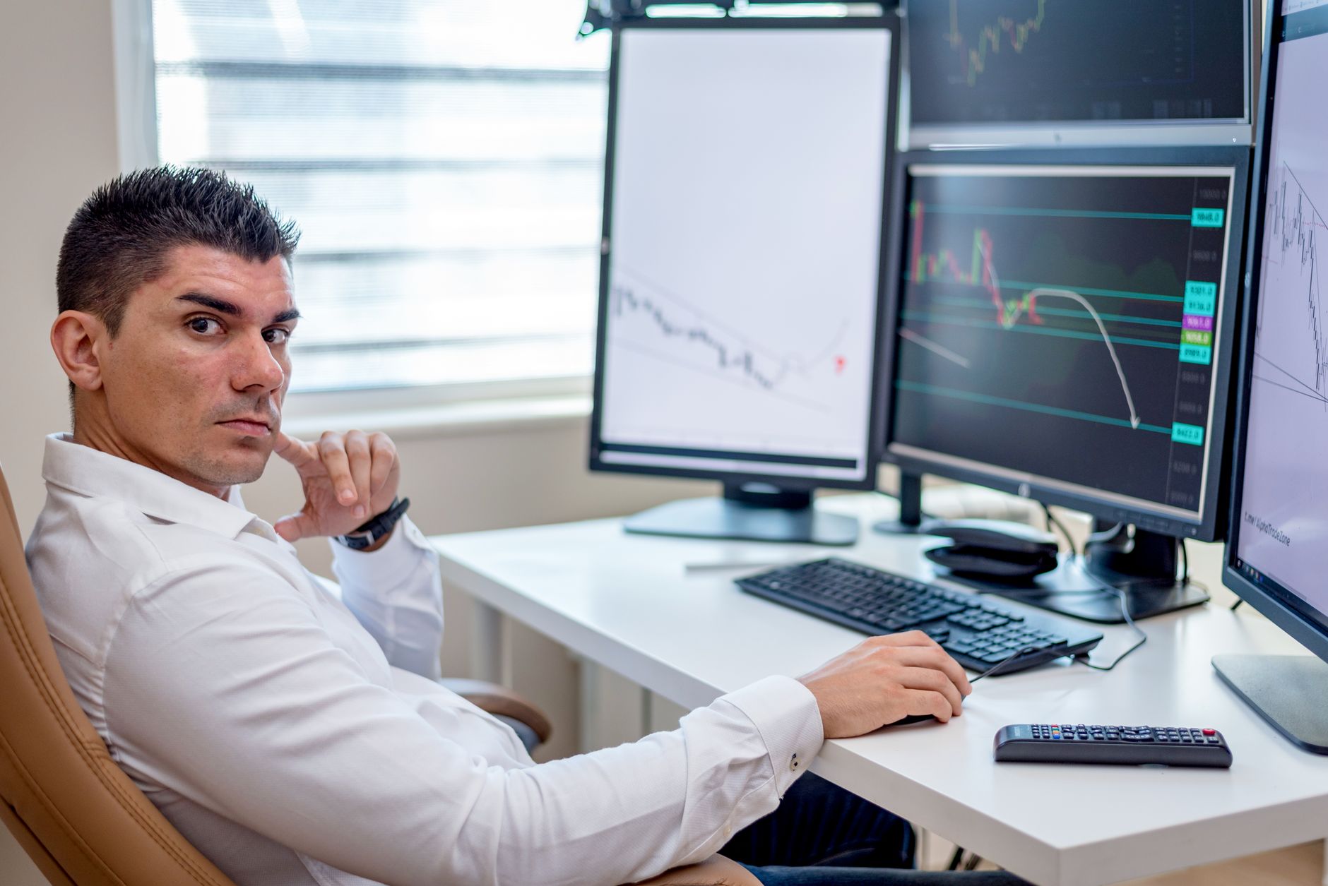 دمج التحليل المتعدد الإطارات مع مستويات الفيبوناتشي لتوقيت صفقات الأسهم العربية
