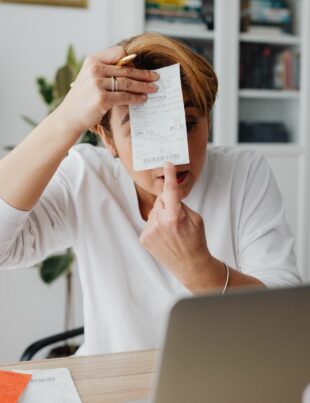 كيف يؤثر توقيت إصدار الفاتورة على ضريبة القيمة المضافة للمتعامل الحر