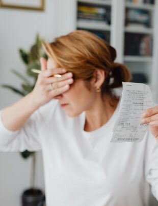 كيف تتحكم في إنفاقك العاطفي وتحوّله إلى ميزانية واقعية