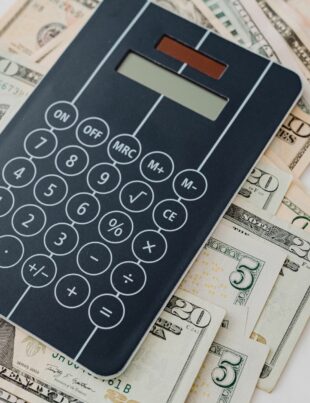 كيف تحسب صافي تكلفة تحويل الدولار أو اليورو إلى الريال وتتفادى الفاقد غير الظاهر