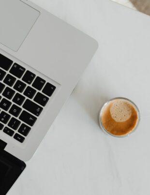 من كتابة نص إعلاني إلى مصدر دخل ثابت: دليل الفريلانسر لتقنين خدمة الـCopywriting