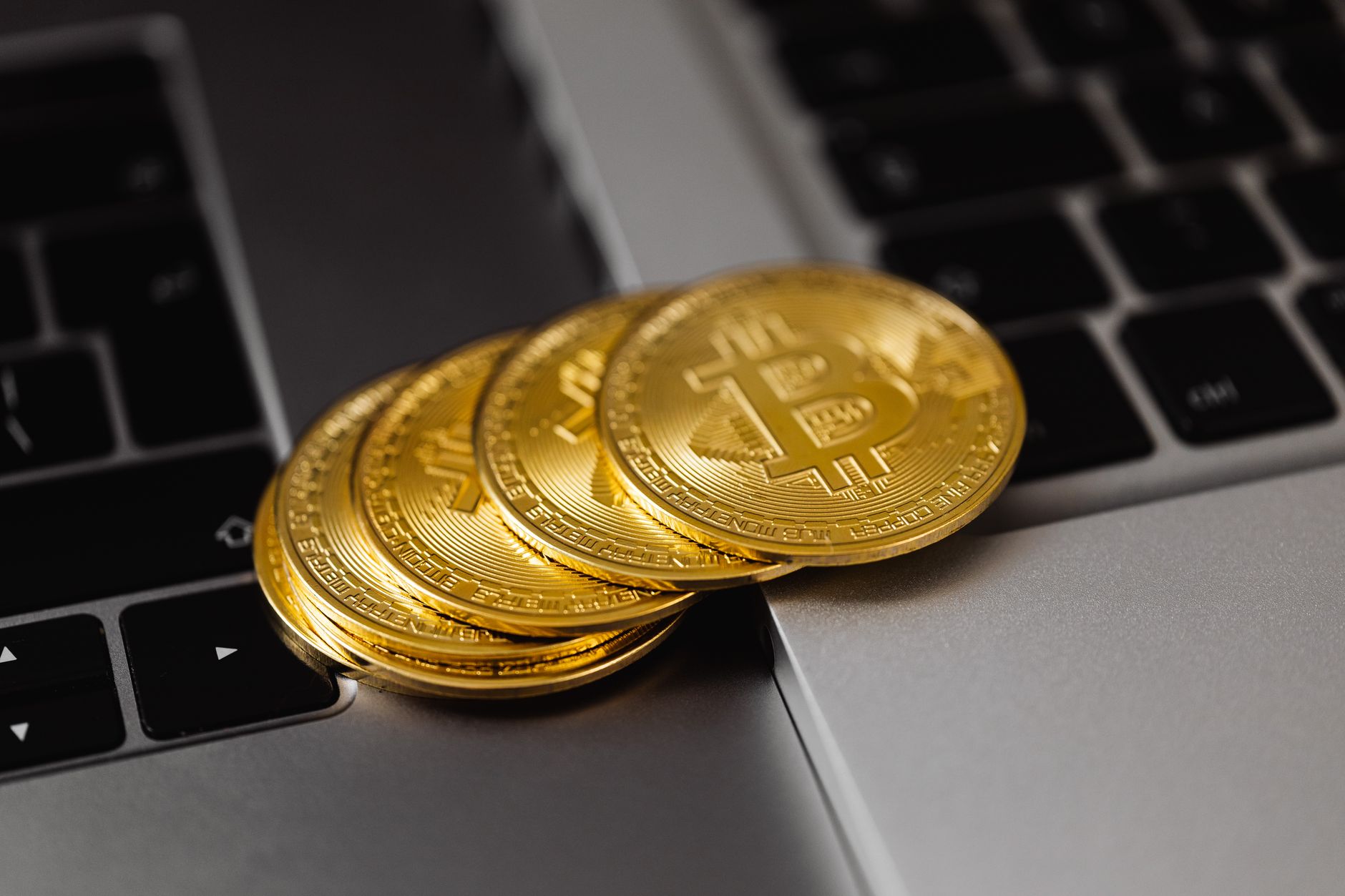 هل يستحق استخراج البيتكوين من المنزل في الوطن العربي؟ دليل عملي للتكلفة والجدوى