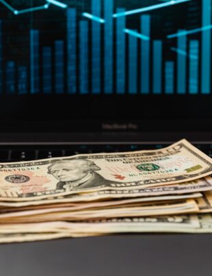 كيف تستغل بيانات التوظيف الأمريكية لتأمين تحويل الدولار واليورُو إلى الريال بأقل خسارة